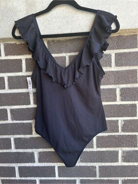 Aritzia Wilfred Danette Bodysuit / Black Ruffle V-neck / Size L/G